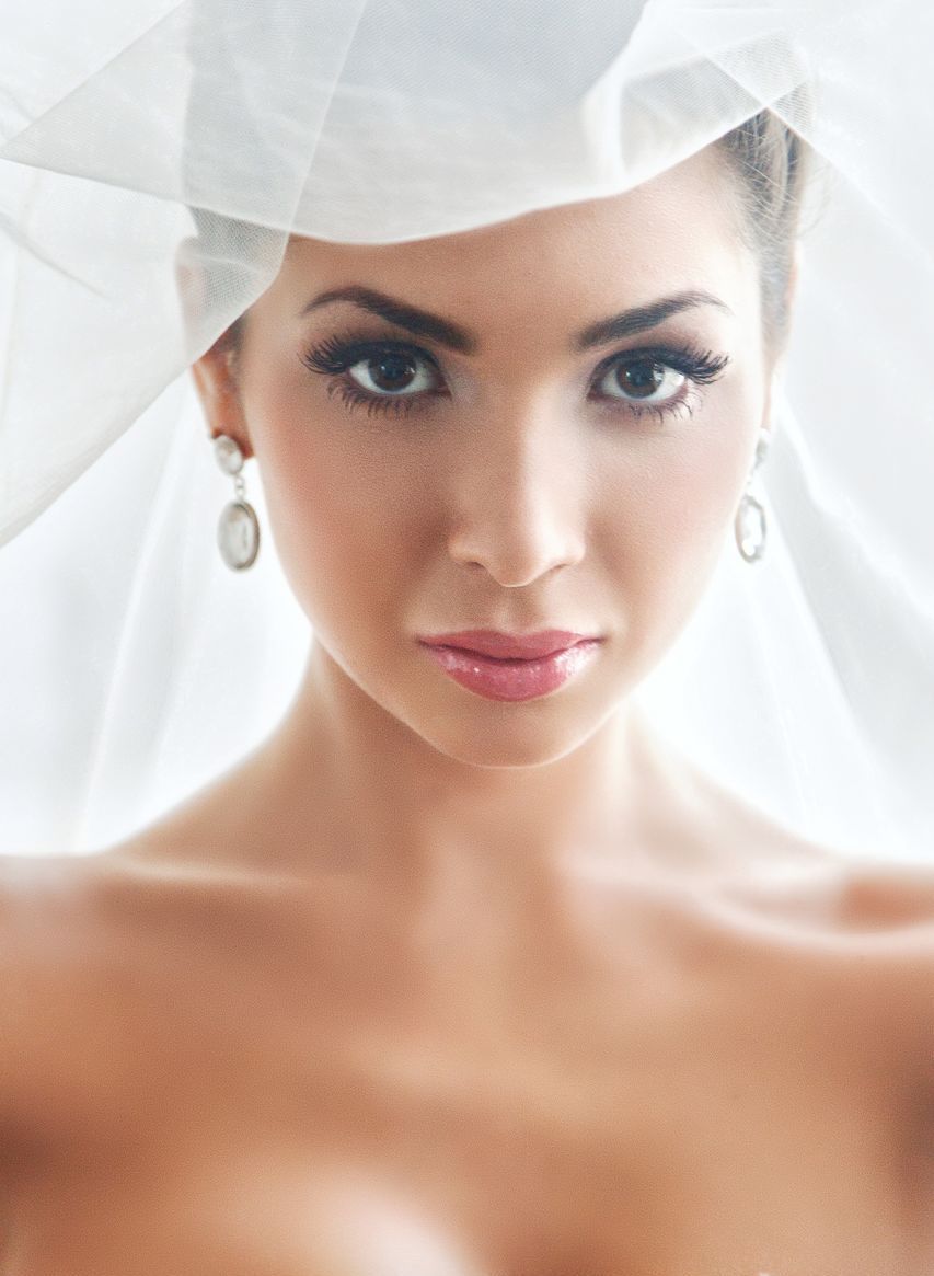 Невеста с прической из собранных волос, с классическим легким макияжем - фото 2828551 Свадебный стилист Юлия Третьякова