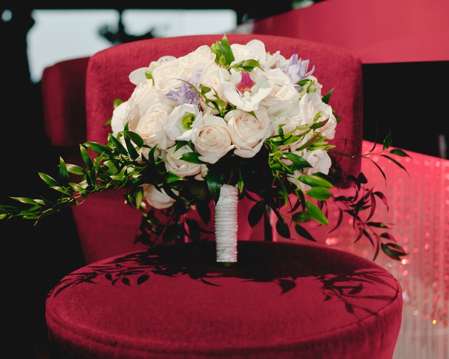 Букет невесты из роз и бутоньерка