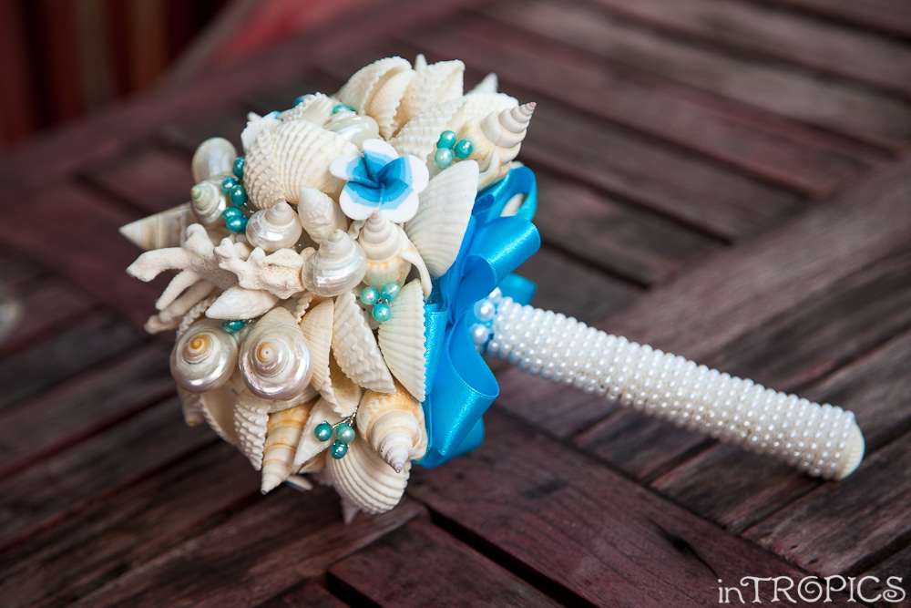 Букет невесты из белых ракушек и голуба-белых цветов из полимерной глины, декорированный голубой атласной лентой, белыми и - фото 1021785 "InTropics" - организация свадьбы и фотосъёмка на Пхукете