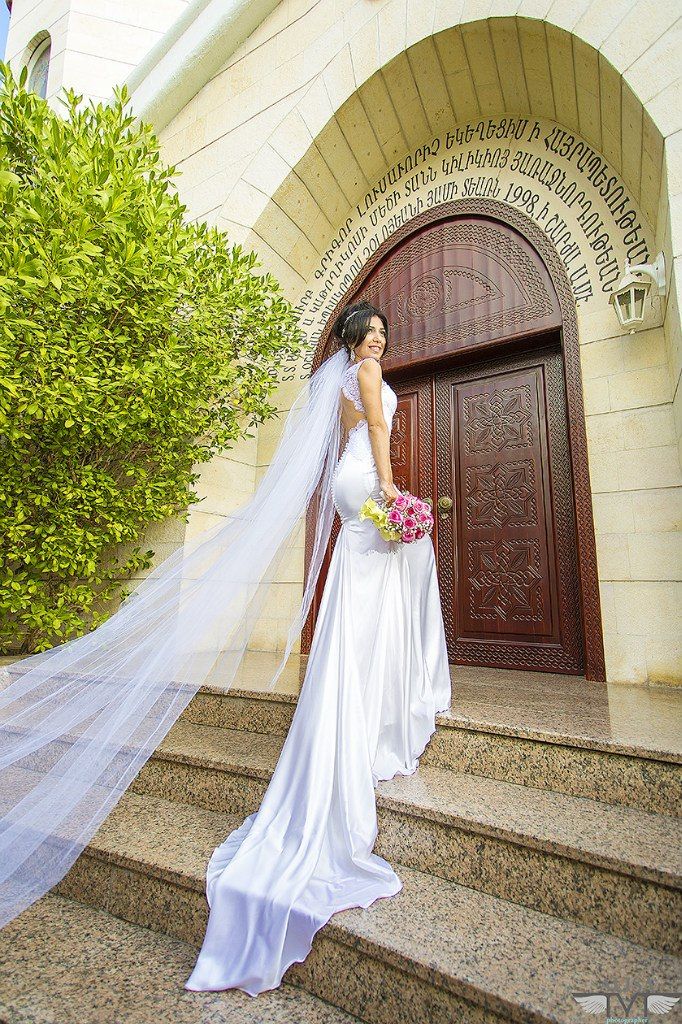 Невеста в белом шелковом силуэтном платье со шлейфом и кружевным корсетом с открытой спиной  - фото 2766727 "Tytprod" - фото и видеосъёмка 