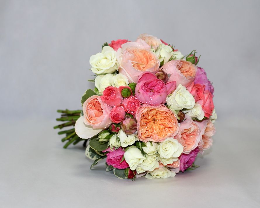 Букет невесты из белых, розовых и коралловых роз в круглом стиле  - фото 2949025 Флорист Татьяна Овчинникова