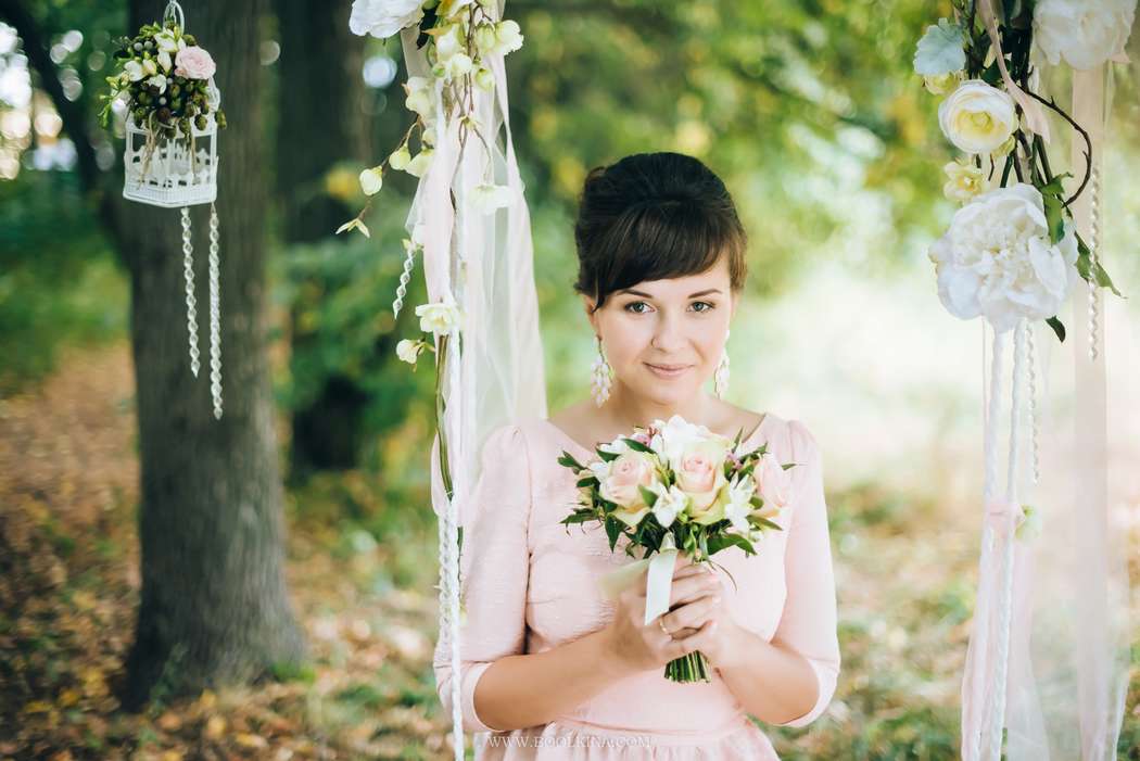 качели для фотосессиия в стиле шебби шик свадьба в персиковых тонах - фото 8560246 Свадебный фотограф Мари Булкина