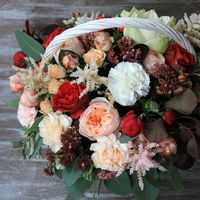 Композиция с розами Дэвид Остин , пионовидными, амариллисом, астильбой и разными ягодами