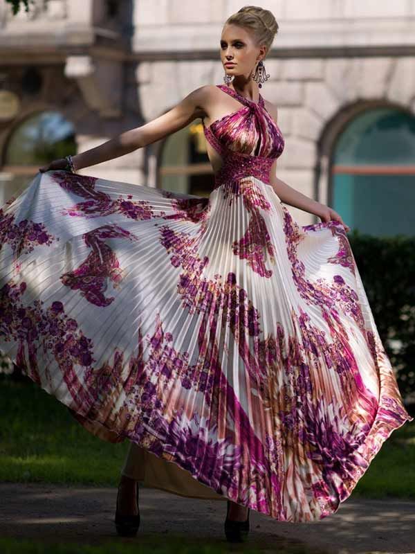 Подружка невесты в длинном, с расклешенным низом, белом в розовые цветы платье из ткани плиссе, с открытой спиной, перекрещенными - фото 1569193 "Светлая чайка" - cвадебный салон