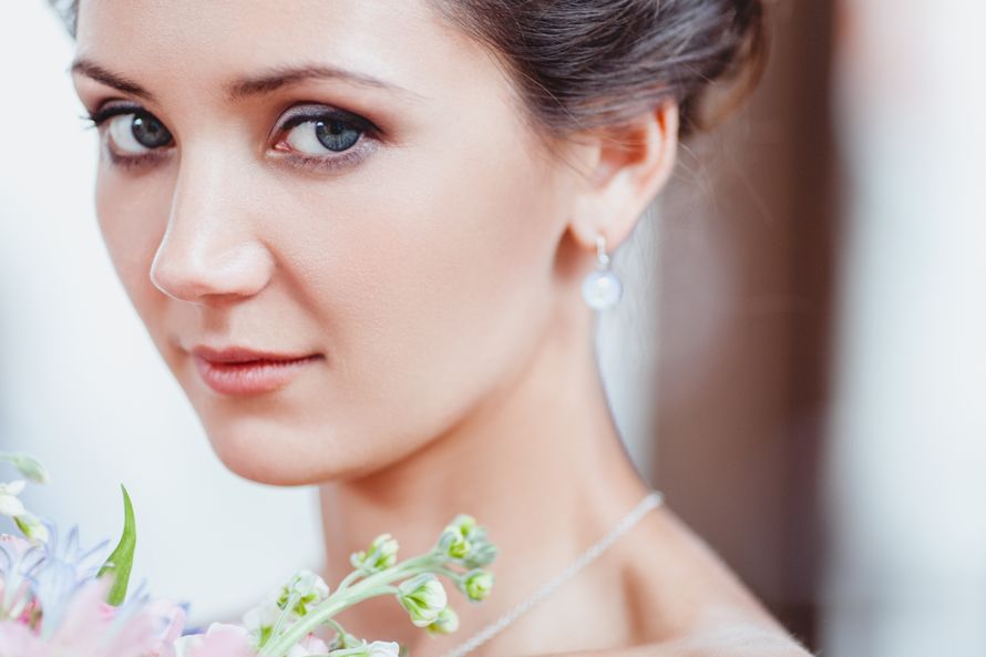 Невеста с прической из собранных волос на затылке , с классическим  макияжем в сером тоне - фото 2948229 Фотограф Евгения Соловьева