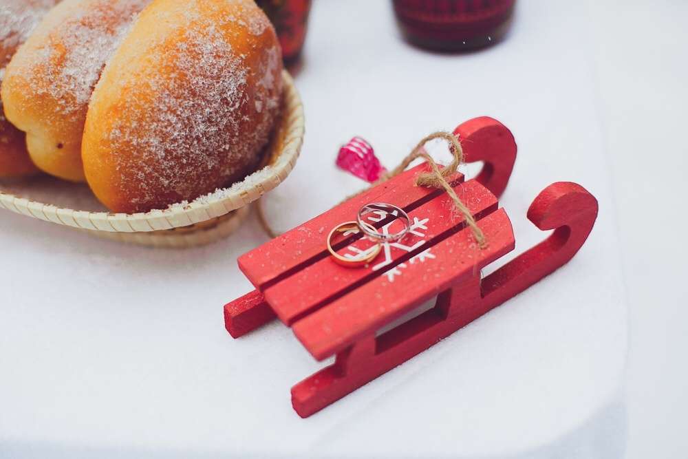 Подставка для колец в виде небольших деревянных красных санок с белой снежинкой - фото 3653749 Организация и оформление свадьбы Sweet Day