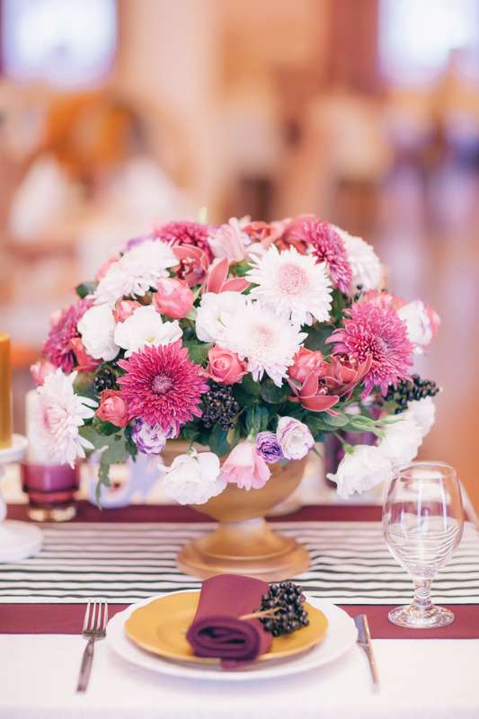 Розовые и белые розы, лизиантус, бледно-розовые и розовые хризантемы, мелкие фиолетовые и розовые розы, бирючина в круглом - фото 3331721 Свадебное агентство "Lucky Wedding"
