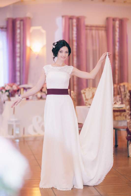 Приталенное кружевное платье с закрытым верхом  и гладкой юбкой со шлейфом, на талии лента цвета бордо - фото 3331737 Свадебное агентство "Lucky Wedding"