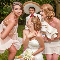 Свадьба в мексике Невеста оглянулась на своих подружек.