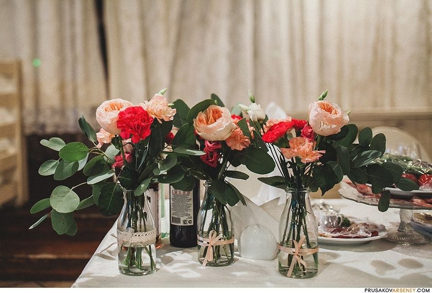 Букеты из кремовых пионовидных роз, красных гвоздик, пепельных гвоздик, лизиантуса и эвкалипта в стеклянных вазах с лентами и - фото 2986911 Цветочная мастерская - "SweetMint"
