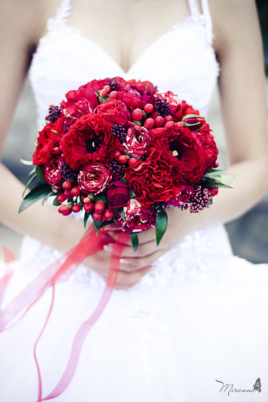 Невеста держит в руках букет в ярко красно-бордовых тонах в стиле тиффани. - фото 2991303 Фотограф Осина Анна