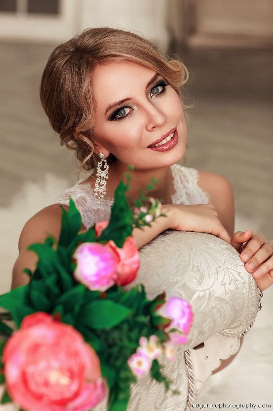 Невеста с прической из локонов, собранных в пучок на затылке, на глазах макияж в стиле смоки айс - фото 3011683 Свадебный стилист Мария Орлова