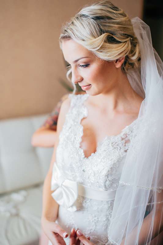 Невеста с прической из локонов собранных на затылке, с легким макияжем в коричневом тоне - фото 3054001 Фотограф Леонид Евсеев
