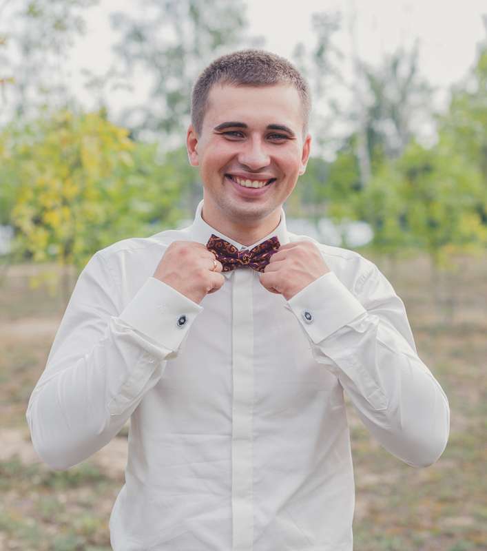 Жених в классической белой рубашке на запонках и коричневом галстуке-бабочке - фото 3383199 Фотограф Леонид Евсеев