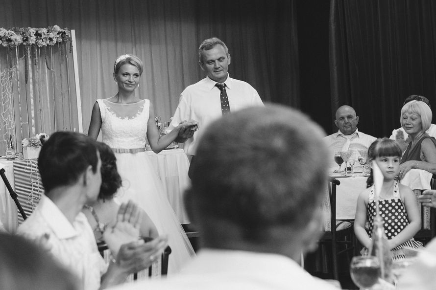 Трогательный момент: отец передает дочь мужу для первого танца  - фото 3085931 Фотограф Екатерина Матвеенко
