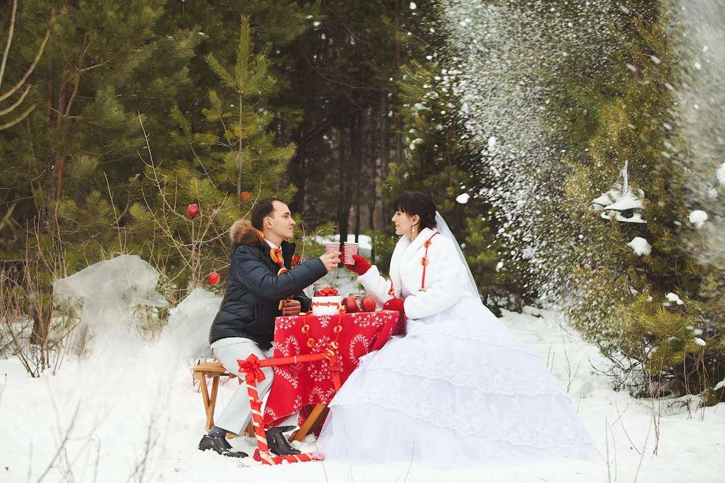 Оформление для фотосессии зимней свадьбы с использованием белых коньков, деревянного стола, украшенного красной скатертью - фото 3595585 Ателье Идеальных Свадеб, агентство