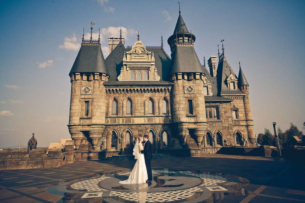 Жених и невеста, прислонившись друг к другу, стоят на фоне замка - фото 3094361 Праздничное агентство "АвторАртШоу"