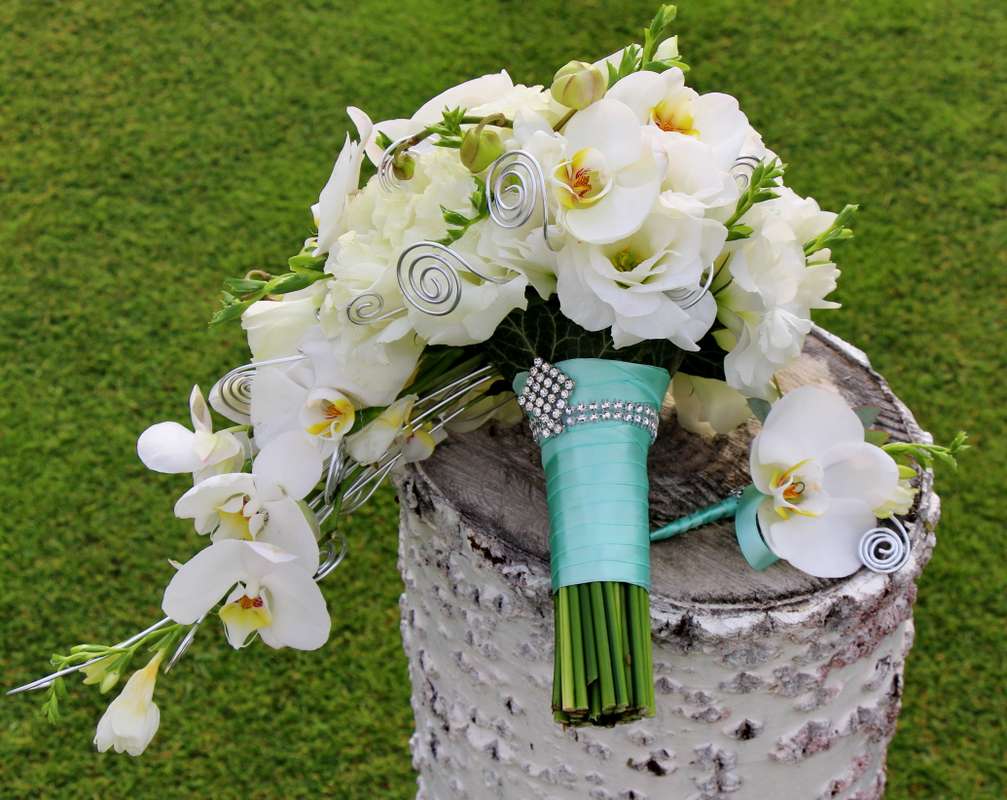 Каскадный оригинальный букет невесты и бутоньерка из белых орхидей, декорированные бирюзовой атласной лентой и серебряными - фото 3097309 Флористика и декор "Vanilla"