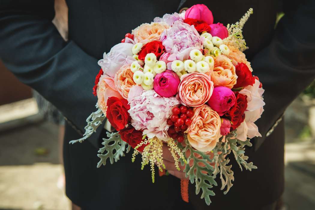 Букет невесты из розовых пионов, розовых и красных роз, белой астильбы и танацетумов, зеленой цинерарии - фото 3097369 Флористика и декор "Vanilla"