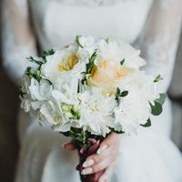 Букет невесты от Мастерской Природы с розами Дэвида Остина, фрезией, розами пич аваланж, гвоздикой и эвкалиптом.