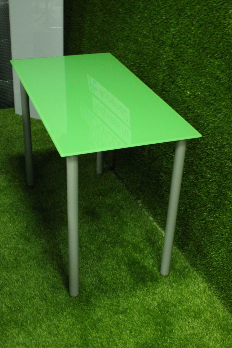 Стеклянный зеленый стол