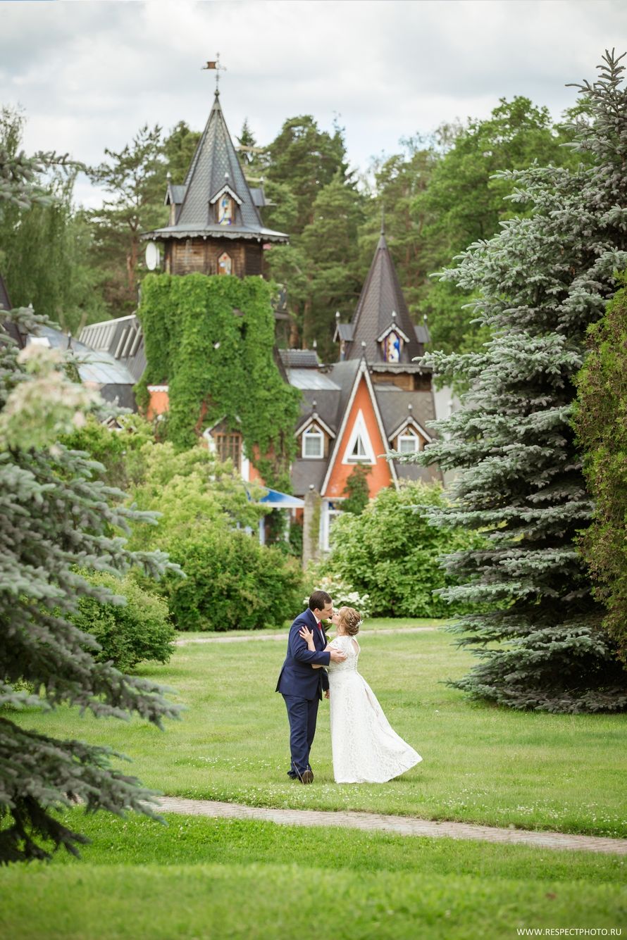 Свадьба Константина и Светланы в г.Раменское. Сочная весенняя зелень и ароматы сирени, нежные взгляды и трогательные объятия...таким выдался прекрасный июньский день! Молодожены, кстати, уже получили свои счастливые фотографии, ведь срок отдачи готовых сн - фото 17764160 Фотограф Татьяна Антонова 