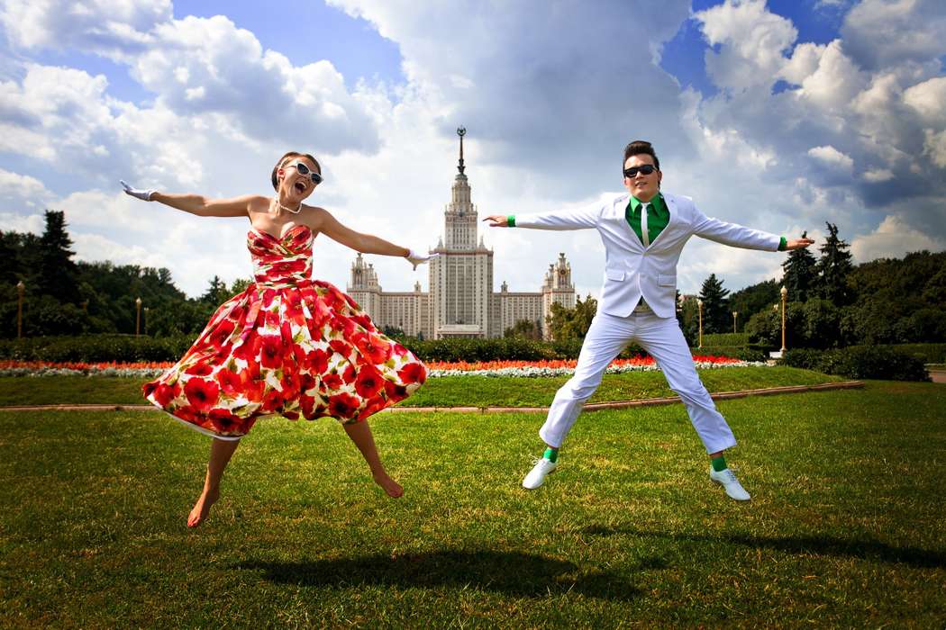 Жених и невеста в красном платье подпрыгивают на зеленой лужайке - фото 3337091 Свадебный распорядитель Анастасия Корнилова