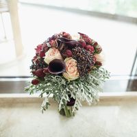 Букет невесты с пионовидными розами, каллами, ягодами, каллами