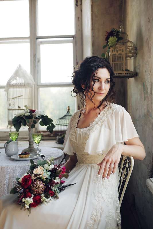 Невеста в белом длинном платье сидит за маленьким столиком - фото 3416861 Свадебное агентство Александры Волынской