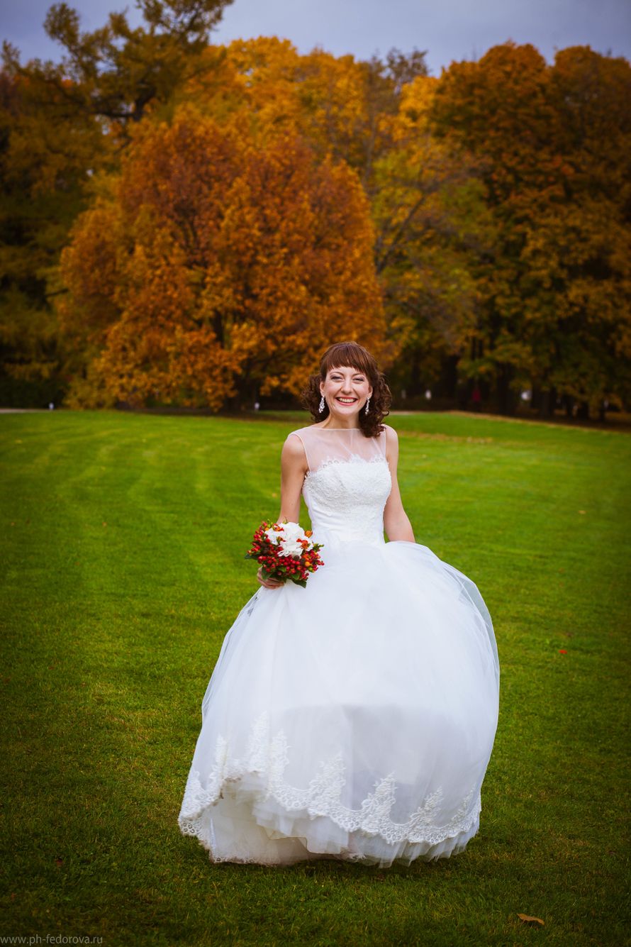 Невеста в пышном платье с атласной юбкой, кружевным закрытым корсетом и кружевным подолом  - фото 3444617 Фотограф Ксения Федорова