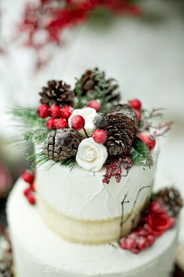 Свадебный торт, белого цвета, украшенный цветами, ягодами и шишками - фото 3460271  Студия семейных праздников "Happy Nest" 