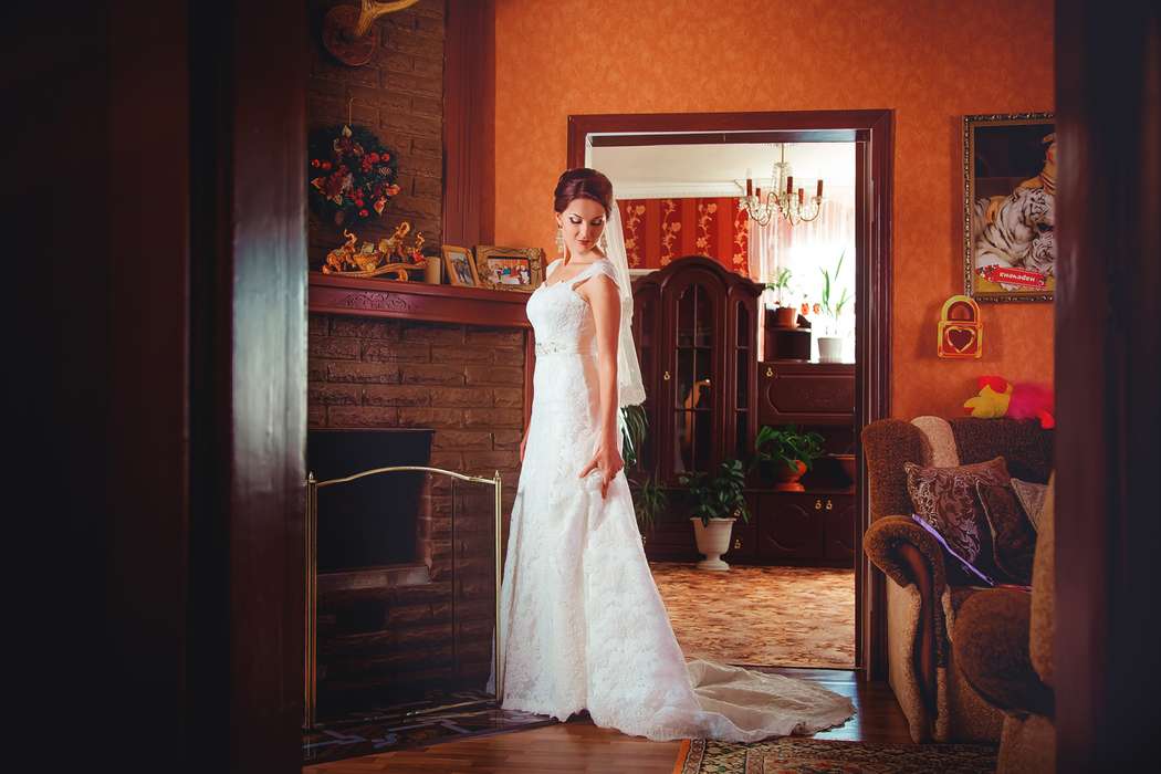 Невеста в прямом кружевном платье со шлейфом, на широких бретелях и поясом из бисера на талии - фото 3491693 Фотограф Максим Мотайчук