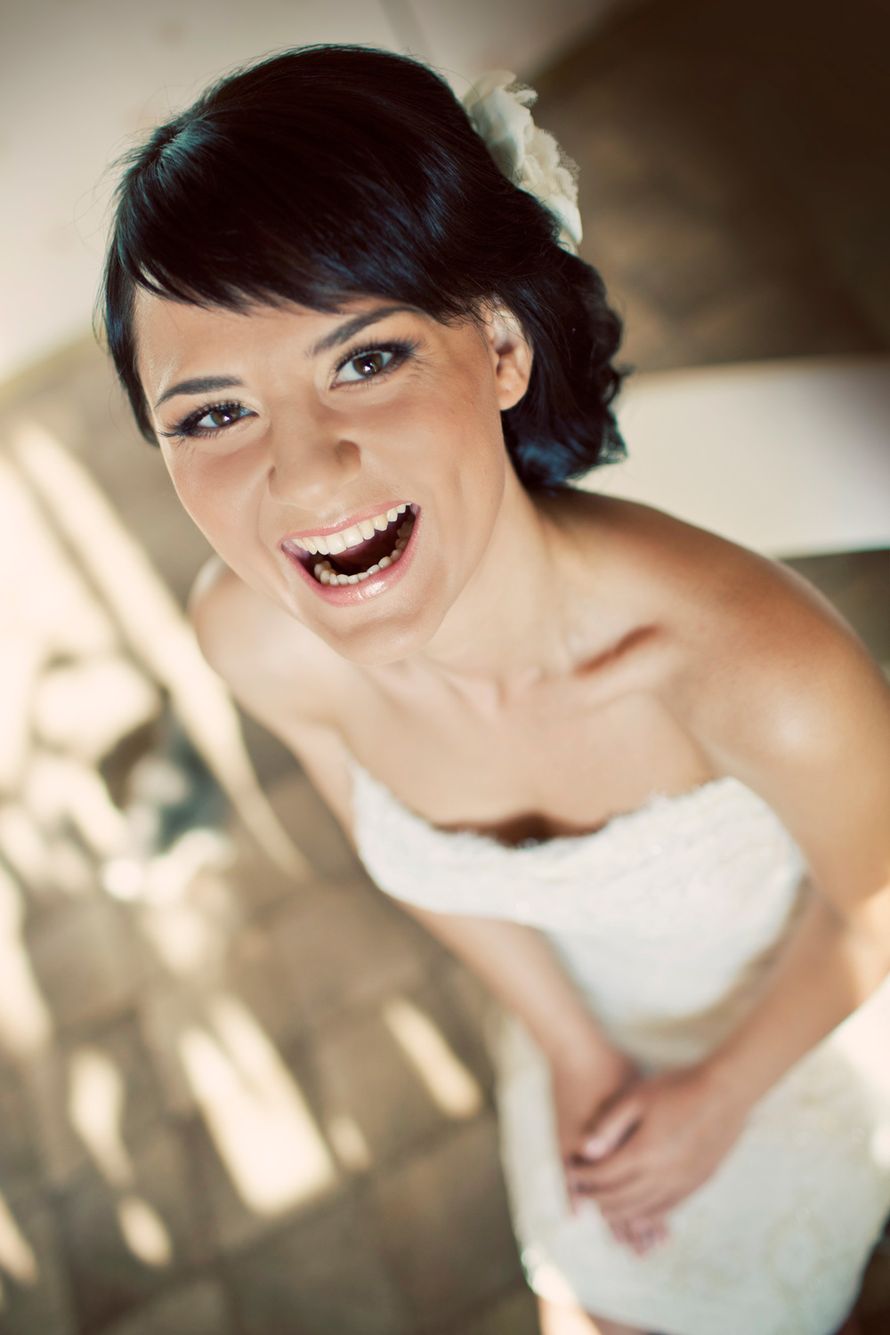 Невеста с прической из локонов собранных в пучок на затылке, с классическим макияжем, на губах розовая перламутровая помада - фото 3495947 Фотограф Алексей Шуклин