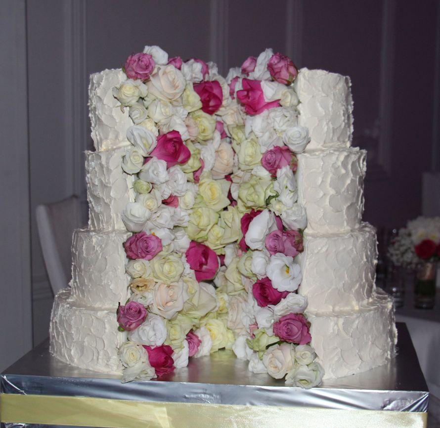 "Разрезанный" свадебный торт с живыми цветами с покрытием из крема - фото 8781720 Кондитерская мастерская Анны Селезневой
