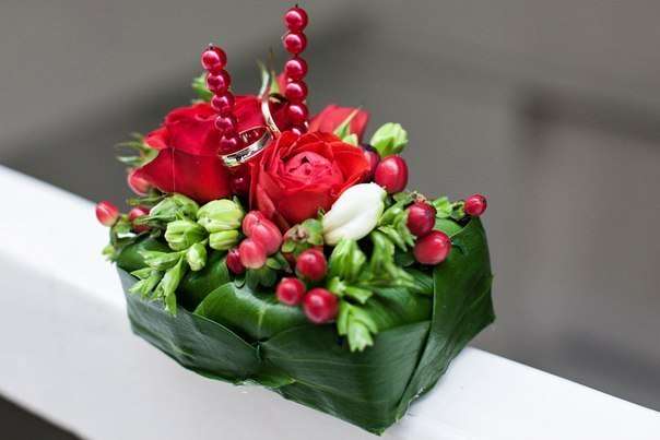 Подушечка для колец из зелёных листьев, красных роз и ягод - фото 3610361 Мастерская Свадеб "Мечтатели"
