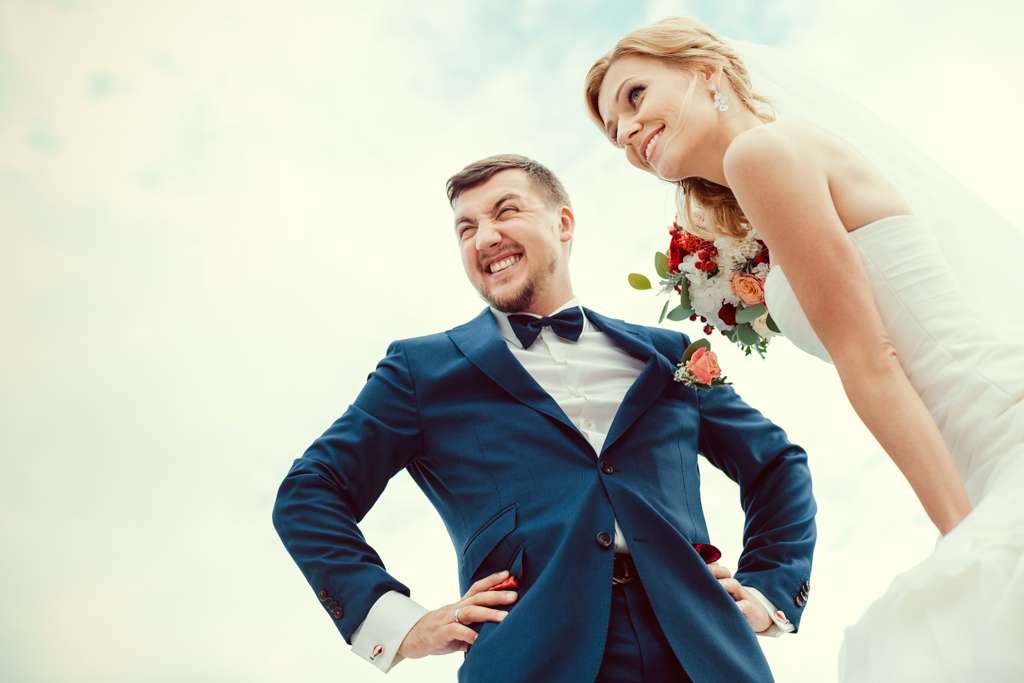 Жених и невеста стоят на фоне голубого неба - фото 3654611 Фотограф Роман Коновалов