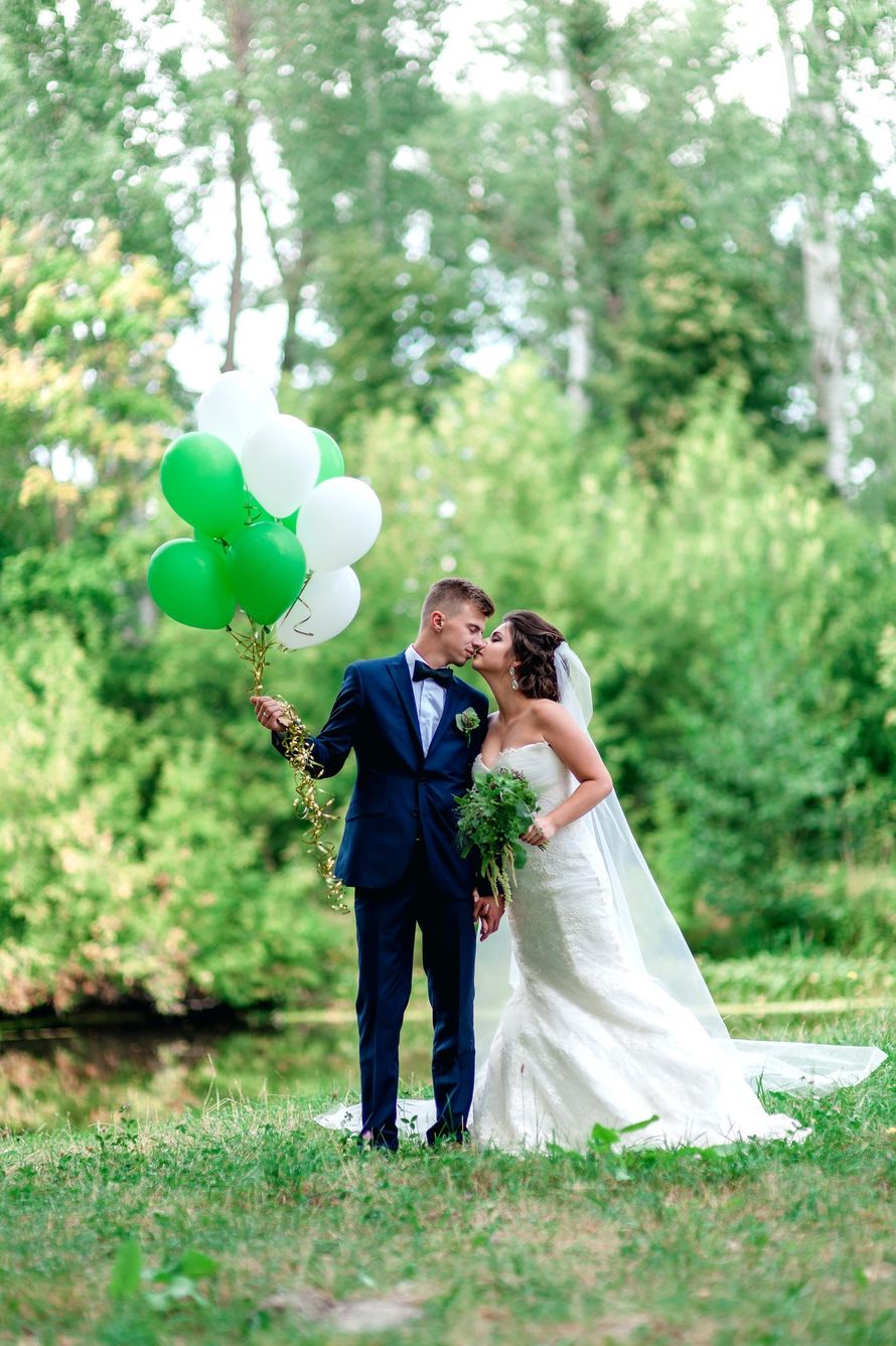 Жених и невеста стоят в лесу, прислонившись друг к другу, он держит букет воздушных шаров - фото 3672699 Diamond|Даймонд - агентство