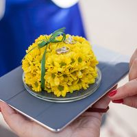 Желтая цветочная подушечка для колец