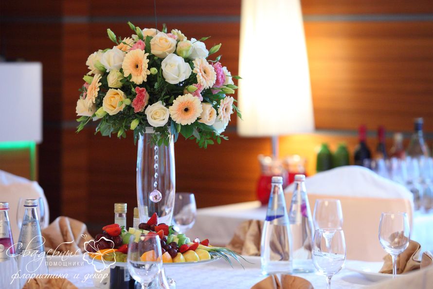 Цветочная композиция на стол гостей на высокой вазе