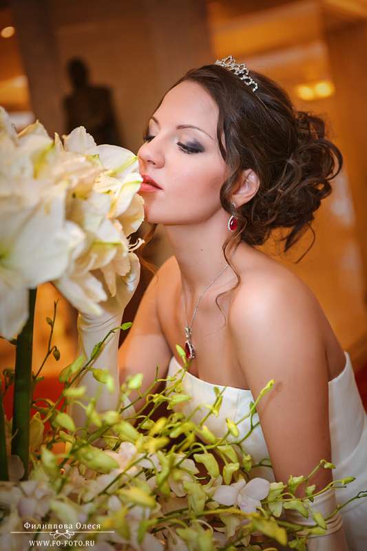 Романтический образ невесты выражен в прическе из длинных локонов собранных в пучок на затылке с диадемой, с макияжем в стиле - фото 2515159 Фотограф - Филиппова Олеся