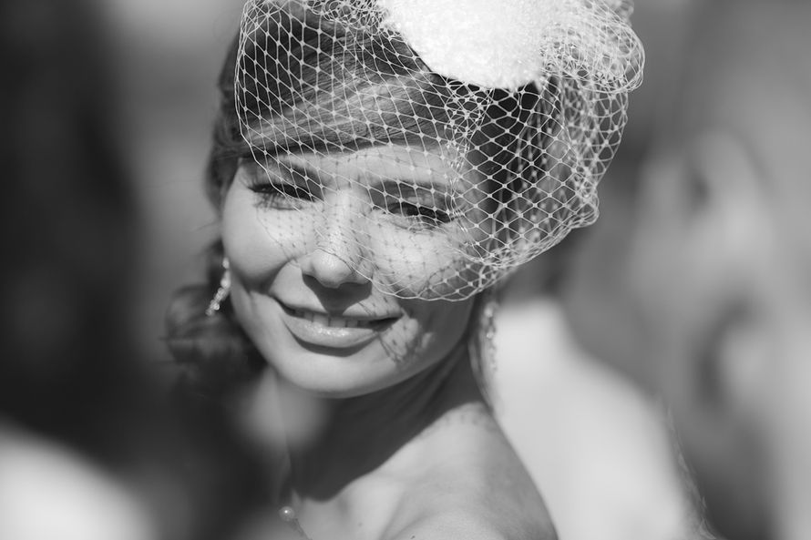 Причёску невесты украсила белая шляпка вуалетка, в ушах длинные серьги с кристаллами - фото 1481171 Свадебный фотограф Денис Бондаренко