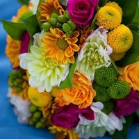 Яркий букет невесты из роз, астр и хризантем 