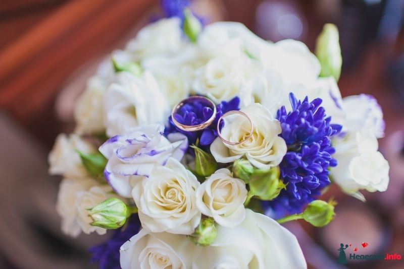 Букет невесты из бело-сиреневых эустом, синих хризантем и белых роз  - фото 457355 Vinki-Linka