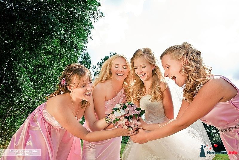 Невеста в белом открытом платье, фате и подружки в розовых платьях открытом, с асимметричным вырезом на одно плечо и на - фото 355422 nyryshka