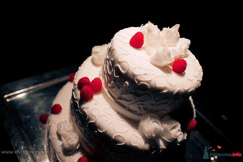 Трехъярусный свадебный торт,красного цвета, в белой мастике, украшенный  сахарными цветами - фото 489394 Невеста01