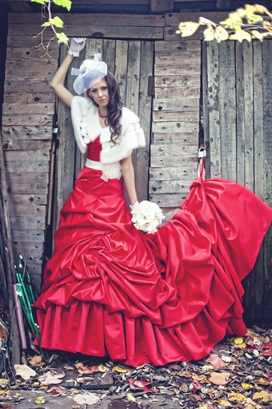 шикарное красное платье для прелестной невесты - фото 891569 Дизайн-студия свадебных платьев Ольги Марцинук