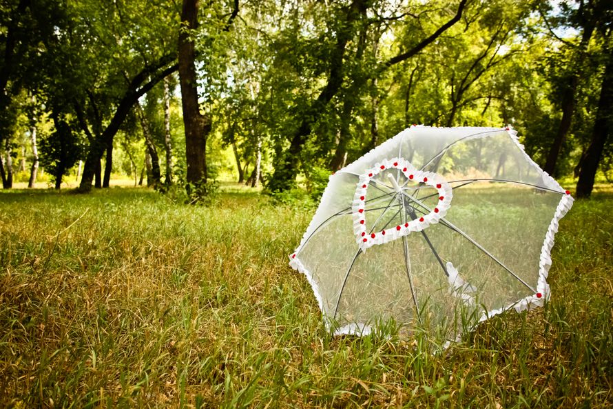 Свадебный белый прозрачный зонт с рюшами и кружевным сердцем - фото 862435 Юлия Руденко - прокат свадебных зонтиков