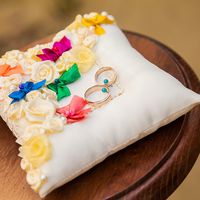 Подушечка для колец с розами и разноцветными бантами на свадьбе Михаила и Екатерины