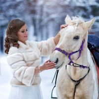 Зимние свадьбы могут быть такими сказочными! 
Шубка для невесты из норки, с вышивкой от Skornyakova Design (Москва)