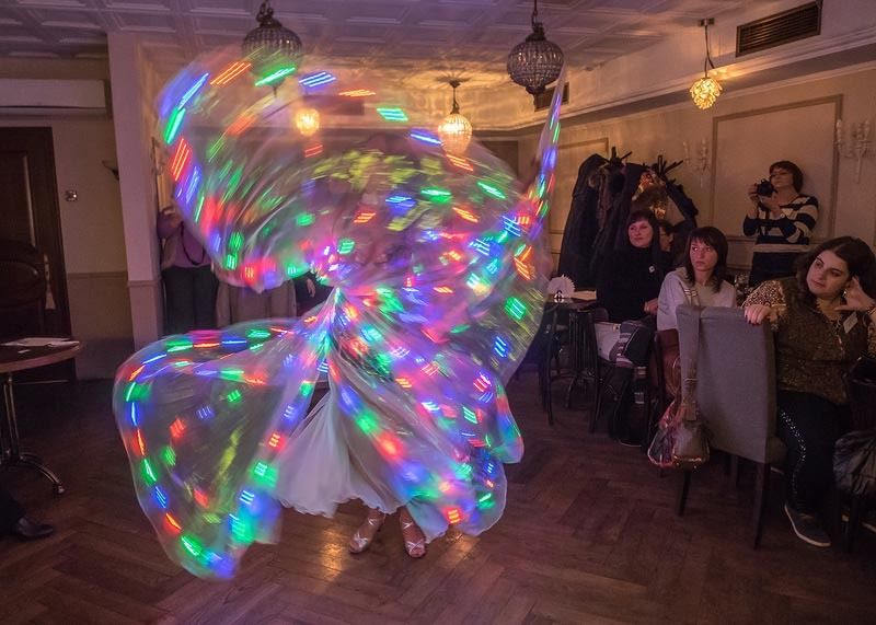Танец со светодиодными крыльями - фото 3740809 Тансовщица Наталья Ворожцова